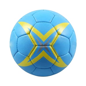 Ballon de football d'entraînement SOLID INTERNATIONAL, tailles 5 et 1, valve anti-fuite et vessie en butyl - Product Image 1