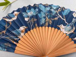 พัดไม้พับลายดอกไม้สีน้ำเงินพร้อมลายนกและพู่ห้อยตกแต่ง งานแฮนด์เมด สำหรับงานแต่งงานและของขวัญ จากอุตรพัฒนา - Product Image 2