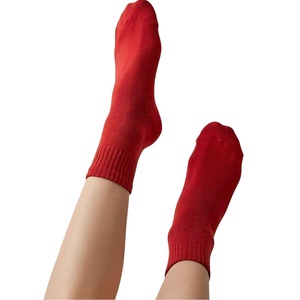 Chaussettes de sport de haute qualité pour hommes OEM Logo personnalisé Crew High Sporty Style with Sweat Features Spring Season Chaussettes de sport - Product Image 1