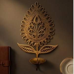 Lampe murale artisanale en laiton Dhokra de style antique, en forme de feuille, pour la décoration traditionnelle indienne et les fêtes. - Product Image 2