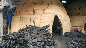 Carbón Vegetal Negro en Trozos de Madera Dura de Alta Densidad, Calidad de Exportación, 3.0-5.0% de Contenido de Ceniza, Baja Humedad, 7000-8000 Kcal/kg Calorífico - Product Image 5