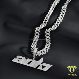 Colgante Angular Personalizado con Nombre, Diamante Cultivado en Laboratorio, Diseño Moderno con Letras, Cobertura Completa de Piedras Brillantes, Venta al Por Mayor - Product Image 5