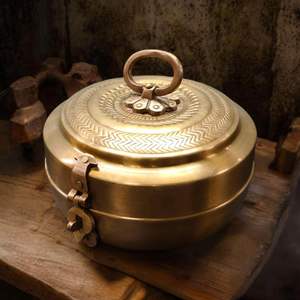 Caja de Especias Masala Dabba de Latón de Alta Calidad con Tapa de Diseño Martillado, Ecológica, Apta para Lavavajillas y Horno, Siete Compartimentos - Product Image 1