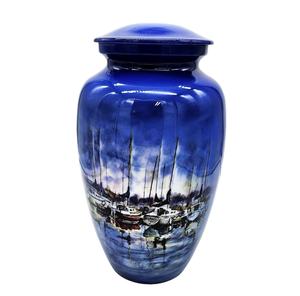 Urna Funeraria de Metal con Diseño Nuevo para Adultos, con Ilustración de Veleros en un Puerto Seguro, Título: Puerto Seguro - Product Image 1
