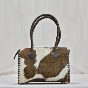 Nuevo Bolso de Hombro de Diseño de Lujo, de Alta Calidad, en Cuero Vacuno Marrón con Patrón Blanco, con Asa Superior y Cierre de Cremallera - Product Image 2