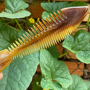Peigne à cheveux en corne de buffle, peigne de mariage, cadeaux pour la fête des mères, peigne-brosse, peigne artisanal, peigne en forme de poisson - Product Image 1