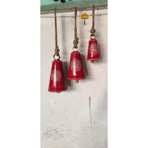 Campanas de vaca rústicas de Navidad colgando en cuerda de yute, acabado de latón antiguo, campana de metal hecha a mano, adornos navideños vintage para casa de campo - Product Image 3
