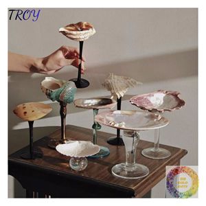 Coupe à vin artisanale en coquillage avec pied élégant – Décoration de table nautique pour restaurants côtiers, complexes hôteliers et bars en bord de mer - Product Image 1