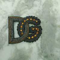 Badge de luxe personnalisé DG en lettres, brodé main avec fil doré Zari, logo 3D en relief, perles, feutre non tissé, forme personnalisée