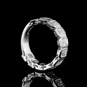 Anillo de compromiso y boda con diamantes de laboratorio talla esmeralda engastados en bisel, banda de eternidad, oro de 10K, 14K, 18K, plata 925, 935, chapado en rodio - Product Image 4