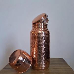 Botella de Agua Tradicional de Cobre Martillado, Recipiente para Agua, Perfecta para la Oficina, el Gimnasio y la Meditación, Hecha a Mano en India - Product Image 2