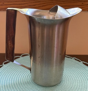 Carafe élégante en métal pour servir les boissons avec couvercle, pichet à eau en acier inoxydable pour restaurant, hôtel, maison, cuisine et événements - Product Image 2