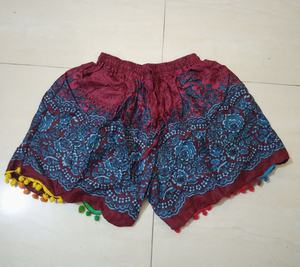 Pantalones cortos con cuentas y estampado de seda para mujer de estilo bohemio, ropa de playa Bohemia con cintura baja y característica transpirable - Product Image 3