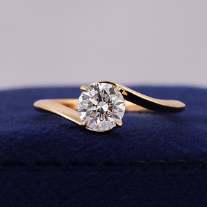 Anillo de Compromiso de Oro Amarillo con Diamantes Redondos para Mujer, Engaste de Garras, Estilo Clásico - Product Image 1