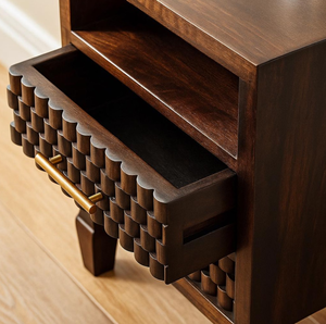 Table de chevet en bois à 2 tiroirs, design moderne et nouveau, avec un attrayant motif floral, artisanat du marché indien. - Product Image 2