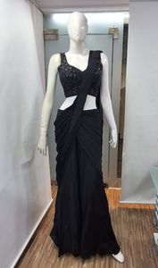 Sari Sofisticado Completamente Negro, Preconfeccionado y Listo para Usar, con Blusa sin Mangas Bordada con Lentejuelas - Product Image 2