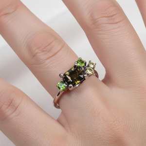 Bague de mariage en argent sterling avec tourmaline verte taille baguette, certifiée IGI, plaquée rhodium, élégance moderne, bijoux de luxe - Product Image 2