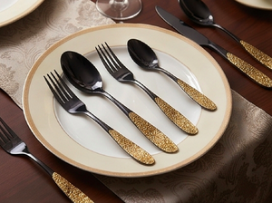 Service de couverts de luxe noir et or avec manche gravé de motifs floraux pour dîner élégant, mariage, réception, restaurant et table à manger à domicile - Product Image 3