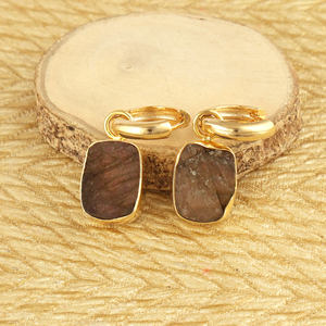 ต่างหูพลอยลาบราดอไรต์ทรงหนา หลายสีธรรมชาติ ทำด้วยมือ ชุบทอง 18k เครื่องประดับแฟชั่น ต่างหูห่วงมินิมอล - Product Image 4