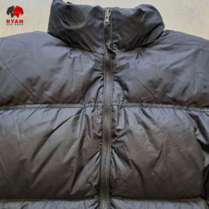 เสื้อแจ็คเก็ตพัฟเฟอร์แบบสั่งทำพิเศษสำหรับผู้ชาย คอตั้ง ผลิตจากผ้าที่เป็นมิตรต่อสิ่งแวดล้อม ระบายอากาศได้ดี พร้อมโลโก้ตามสั่ง - Product Image 1