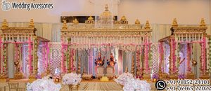 Magnifiques piliers Jali pour mariage sud-indien, Mandap sur le thème Royal Peach avec lustre en cristal, design de Mandap majestueux et drapé - Product Image 2