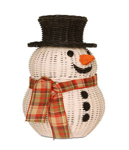Fournisseur professionnel d'ornements de Noël en rotin blanc, représentant un bonhomme de neige, avec un chapeau et un écharpe noirs. - Product Image 4