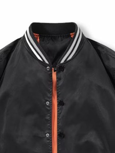 Chaqueta universitaria de béisbol de satén personalizada para equipo de fútbol americano, modelo Bomber, con ribete blanco, venta al por mayor, totalmente personalizable, corte regular - Product Image 3