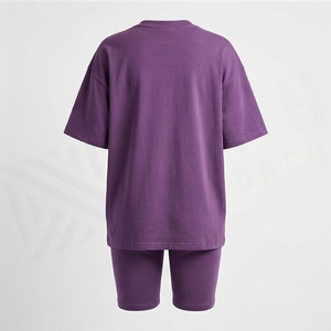 Conjunto de 2 piezas de ropa urbana para mujer, camiseta de manga corta con logo estampado en foil y pantalones cortos por encima de la rodilla, ajuste holgado y transpirable - Product Image 2