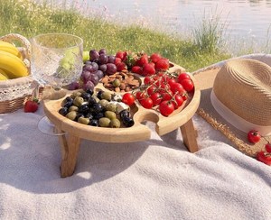 Bandeja de Picnic Plegable de Madera Natural con Portavasos y Ranuras para Aperitivos, Ligera para Fiestas y Excursiones al Aire Libre - Product Image 3