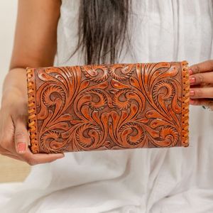 Nueva Llegada, Hermosas y Atractivas Carteras Largas Bifold de Cuero 100% Genuino con Diseño Floral Tallado a Mano - Product Image 4
