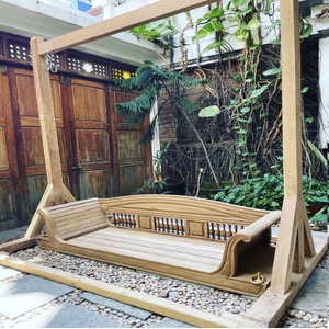 Cama colchoneta tradicional de madera natural con balaustres traseros tallados y una base de estructura robusta, disponible a precios de mayorista. - Product Image 1