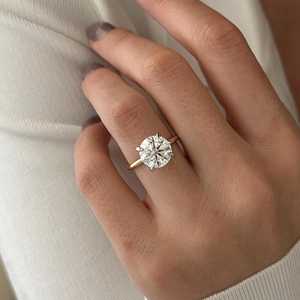 Anillo Solitario de Diamante Cultivado en Laboratorio de 4 Quilates, Corte Brillante Redondo, E VVS2, Anillo de Compromiso con Garras Blancas de Dos Tonos, Certificado IGI - Product Image 1