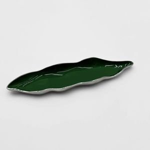 Plateau de service en métal de haute qualité avec finition émail brillante qui ajoute une touche de luxe à la salle à manger et à l'expérience de service. - Product Image 2