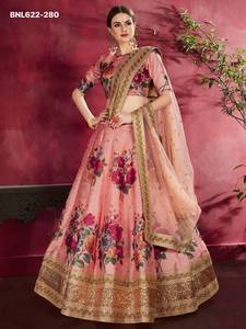 ชุดเลเฮนกา-โจลี-ดูปัตตา ผ้าไหมพิมพ์ลายดอกไม้สีสันสวยงาม พร้อมงานปักดิ้นทองและประดับมุก สีพีช ขายส่ง - Product Image 3