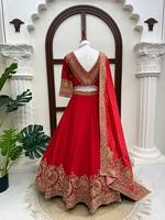 Ensemble Lehenga Brodé Rouge en Velours avec Bas et Dupatta Ethniques pour Mariage et Fêtes