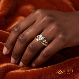 Anillo de Compromiso de Moissanita en Forma de Corazón Chapado en Oro con Detalles de Hojas y Anillos de Boda Curvos, Joyería Romántica para Novia - Product Image 5