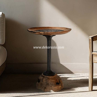 Table d'appoint Suri en teck avec des sculptures antiques uniques pour le salon, la chambre et la décoration de la maison