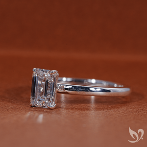 Bague solitaire en diamant de laboratoire taille émeraude de 1,00 carat en or massif 18 carats |   Bague de fiançailles, d'anniversaire et de mariage certifiée IGI - Product Image 2