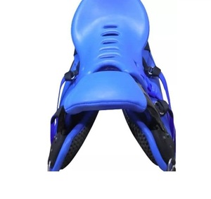 Silla de montar de cuero inglés Endurance de Saddle Maker con armazón de plástico azul, tamaño 16 pulgadas - Product Image 2