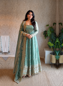 Conjunto de Salwar Kameez Anarkali Verde Menta Bordado con Dupatta, Adorno de Lentejuelas, Traje para Bodas y Fiestas Indias y Pakistaníes - Product Image 1