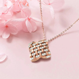 Collar con Colgante de Cadena de Oro Rosa con Diseño Geométrico de Rejilla a Cuadros y Diamantes - Product Image 3