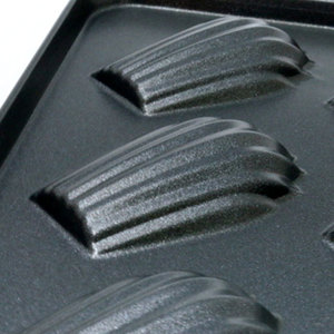 กระทะมาเดอลีนแบบคลาสสิคมาตรฐาน 12 หลุม ขนาดกลาง เคลือบสารกันติด PTFE ผลิตจากเหล็กกล้าคาร์บอน เป็นมิตรกับสิ่งแวดล้อม ปราศจากสาร BPA สีดำ หนา 0.6 มม. - Product Image 3