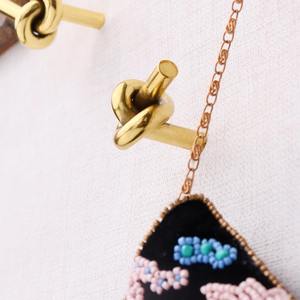 Crochet mural en métal finition or, design nœud, élégant et décoratif, pour suspendre écharpes, casquettes, tabliers et accessoires de mode - Product Image 5