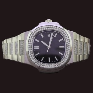 นาฬิกาข้อมือผู้ชายแฟชั่น 41 มม. ตัวเรือนสี่เหลี่ยมหรูหรา ขอบตัวเรือนประดับเพชรโมอิสซาไนต์ หน้าปัดสีดำ สายสแตนเลสสตีล ฟังก์ชั่นครบครัน - Product Image 3