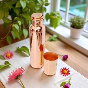 Bouteille d'eau en cuivre moderne pour le bien-être et l'hydratation, idéale pour les maisons et les magasins au style de vie contemporain - Product Image 4