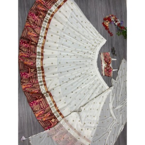 Lehenga Choli en mousseline de soie bohème de créateur pour Navratri avec bordure en dentelle à motifs miroir métallisés - Product Image 2