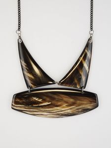 Collier en corne de buffle bio sur mesure pour femme, entièrement fait main avec perles et accents en corne de bœuf, classique pour les soirées - Product Image 1