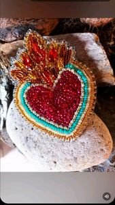 Broche de Diseño Moderno con Bordado y Decoración de Cuentas Intrincadas para Mercados Globales de Accesorios de Ropa - Product Image 2