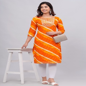 ชุดคุร์ติสีเหลืองพิมพ์ลายสำหรับผู้หญิง พร้อมปักลายที่คอเสื้อ แขน 3/4 สวมใส่สบายๆ สไตล์ชาติพันธุ์ ทรงตรง เหมาะสำหรับใส่ในชีวิตประจำวัน - Product Image 1