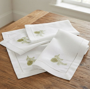 Serviette de table carrée en coton brodée personnalisée en gros, motif pomme de pin, ourlet festonné, pour décoration de table, maison, mariage, fêtes - Product Image 5